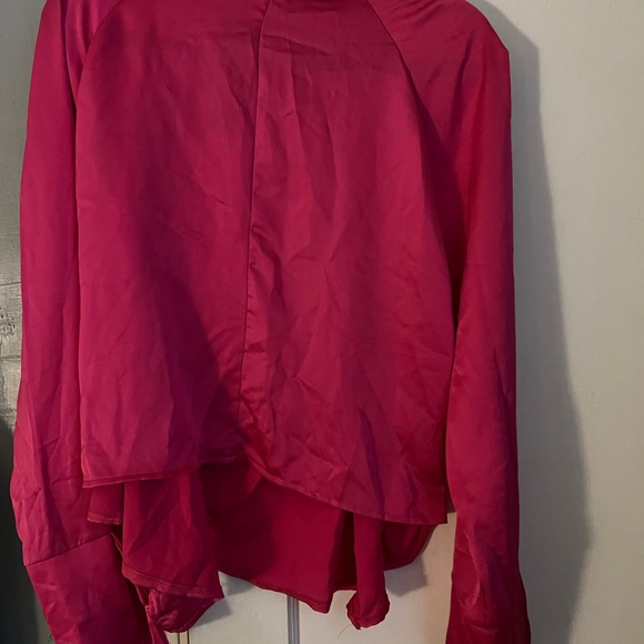 PLUS SATIN BUTTON SIDE CROP BLOUSE - Picture 4 of 5